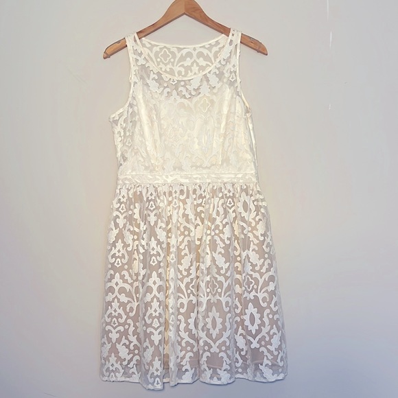 Minute Ivory Occasion Dress - Picture 2 of 9